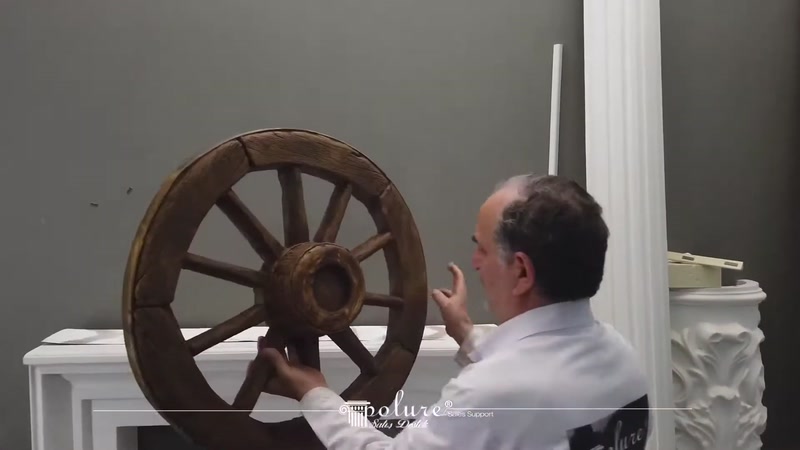 Dekoratif ahşap görünümlü at arabası tekeri sergileniyor