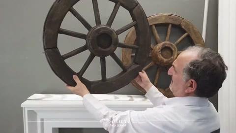 Koyu teker modeli sunucunun ellerinde ön yüzüyle tanıtılıyor