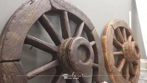 İki dekoratif tekerin eskitilmiş yüzey ve göbek detayları görülüyor