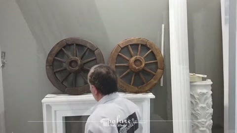 Koyu ve kahverengi teker modelleri showroom şöminesinde yan yana duruyor