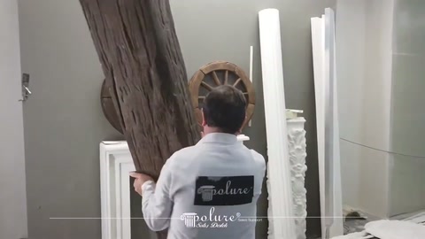 Sunucu uzun rustik mertek modelini dik konumda kavrıyor