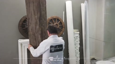 Dikey tutulan dekoratif kirişin geniş yüzeyi showroom ortamında sergileniyor