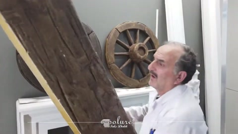 Ahşap desenli uzun mertek modeli sunucunun yanında çapraz duruyor