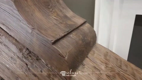 Dekoratif kütük üzerindeki bindirmeli bağlantı detayı yakından inceleniyor