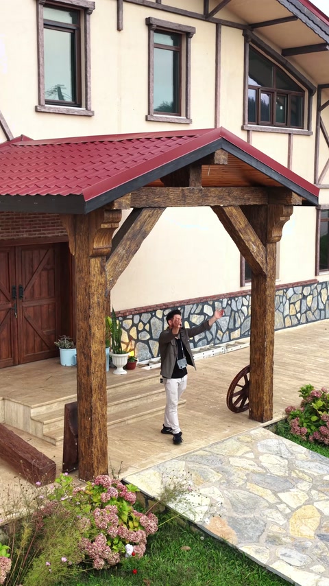 Çapraz payandalar ve kirişler yapının giriş bölümünü çerçeveliyor