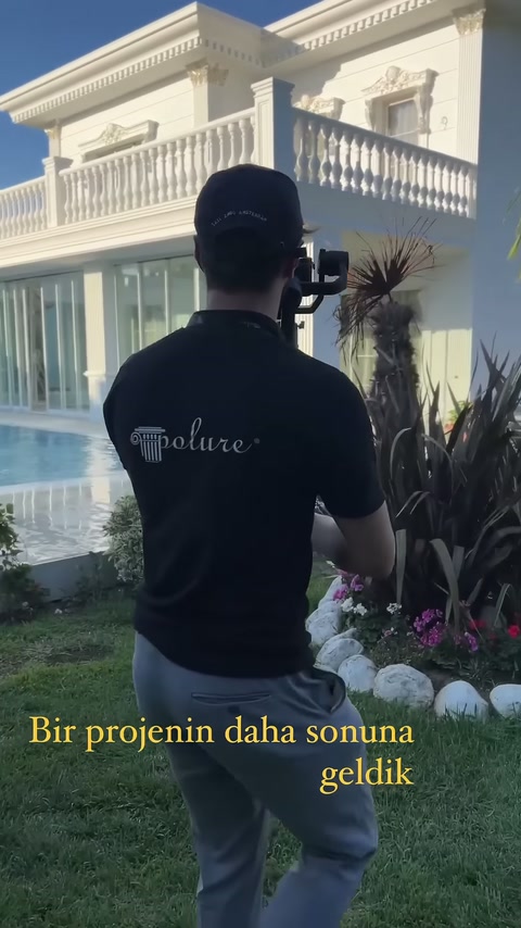 Havuz kenarındaki villada balkon korkulukları ve geniş saçak silmeleri sergileniyor.