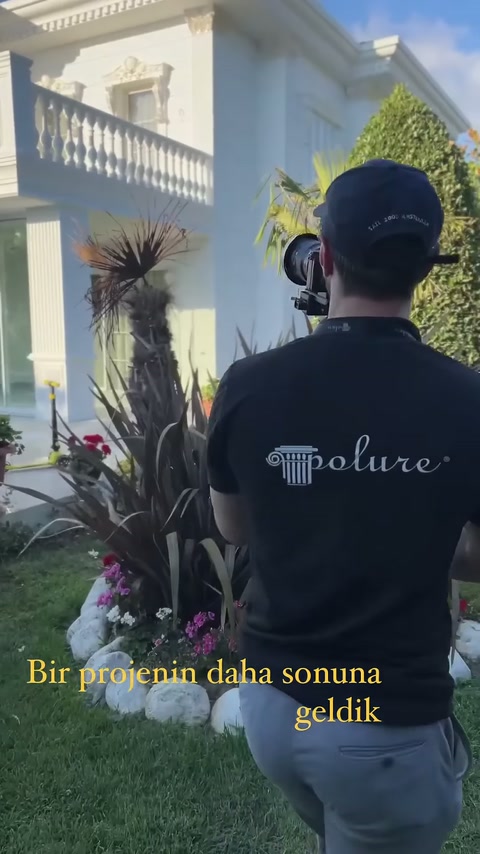 Bahçeli villanın cephesinde dekoratif kolonlar, balkon korkulukları ve pencere süsleri bulunuyor.
