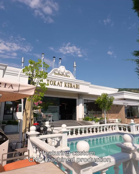 Havuz kenarında özel CNC sütunlu restoran terası