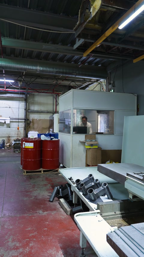 CNC üretim bölümünde tezgâhlar ve işleme ekipmanları görülüyor.