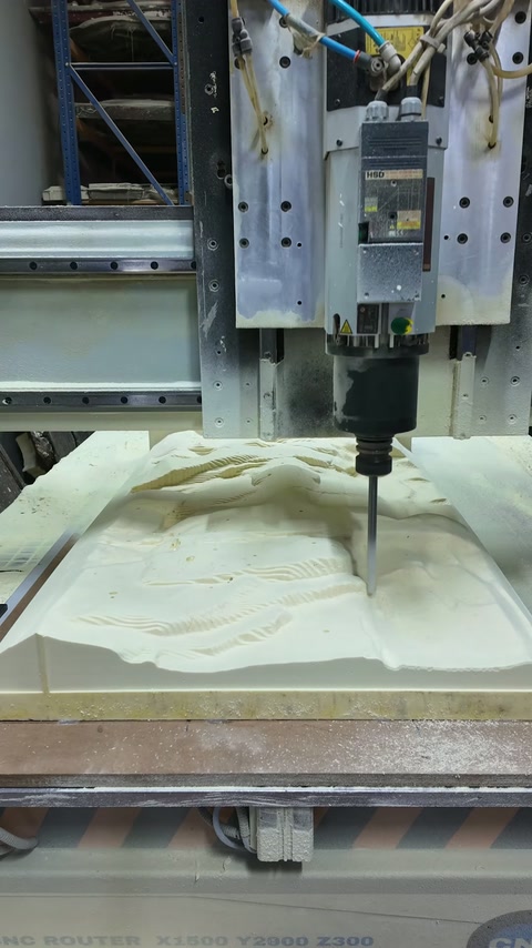 CNC kafası insan yüzü kabartmasının orta bölümünü işliyor.