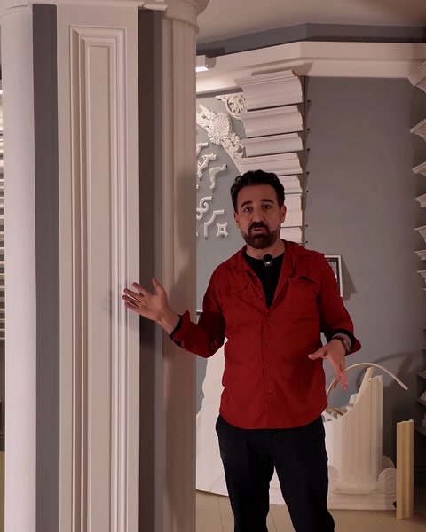 İki pilastr sütun arasında karşılaştırma yapılarak anlatılıyor