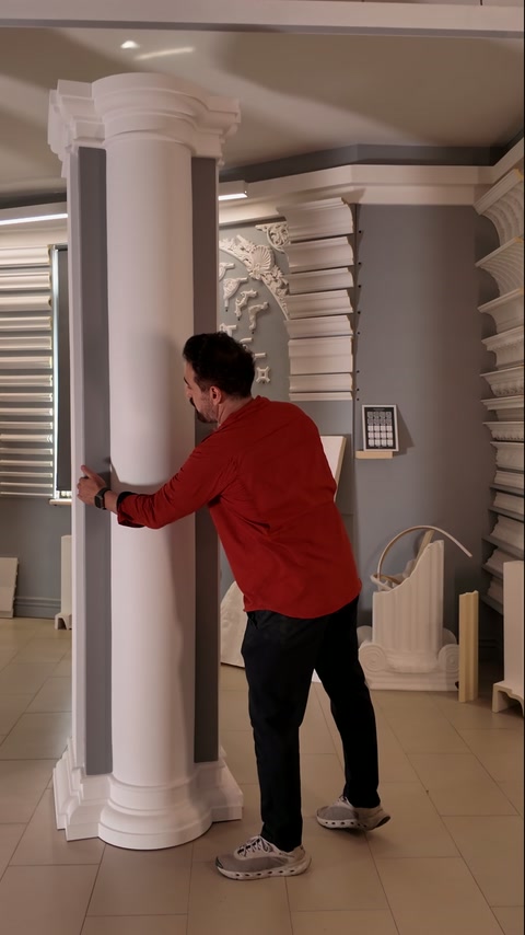 Dekoratif sütun modelleri showroom duvarında arka planda görülüyor