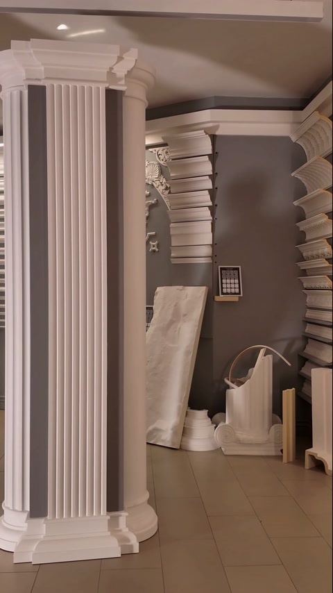 Tam boy yivli pilastr, showroom zemininde tek başına sergileniyor