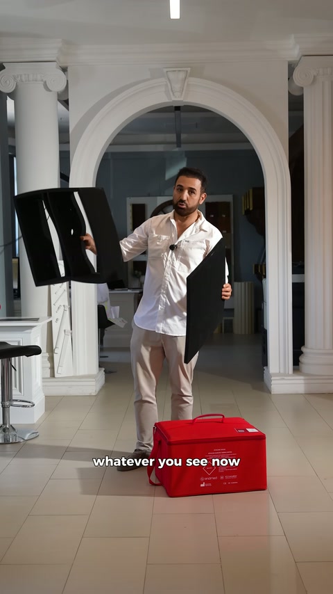 Sunucu farklı biçimlerdeki siyah yalıtım elemanlarını birlikte sergiliyor.