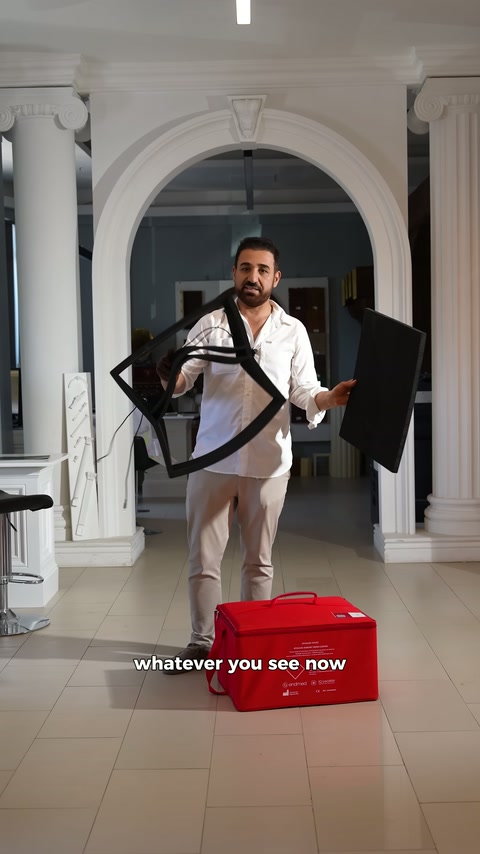 İki siyah yalıtım parçası sunucunun iki yanında açıkça gösteriliyor.