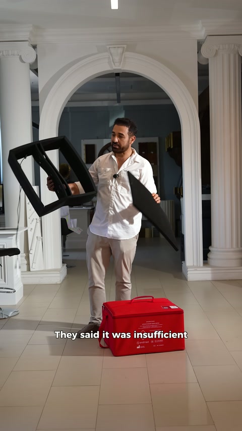 Sunucu çerçeve biçimli siyah parçayı göğüs hizasında tutuyor.