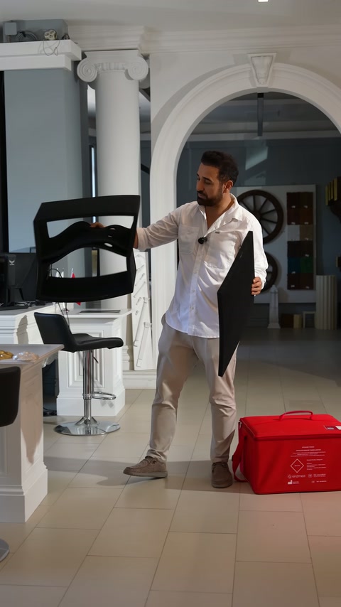 Uzatılan siyah yalıtım parçasının esnek gövdesi yandan görülüyor.