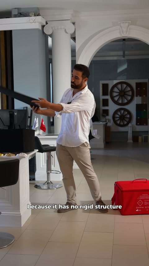 Sunucu siyah parçaları masa yanında birbirine yaklaştırıyor.