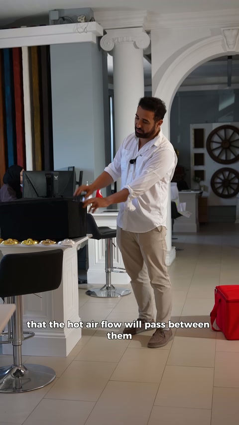 Siyah yalıtım elemanlarının kenarları sunucu tarafından yan yana getiriliyor.