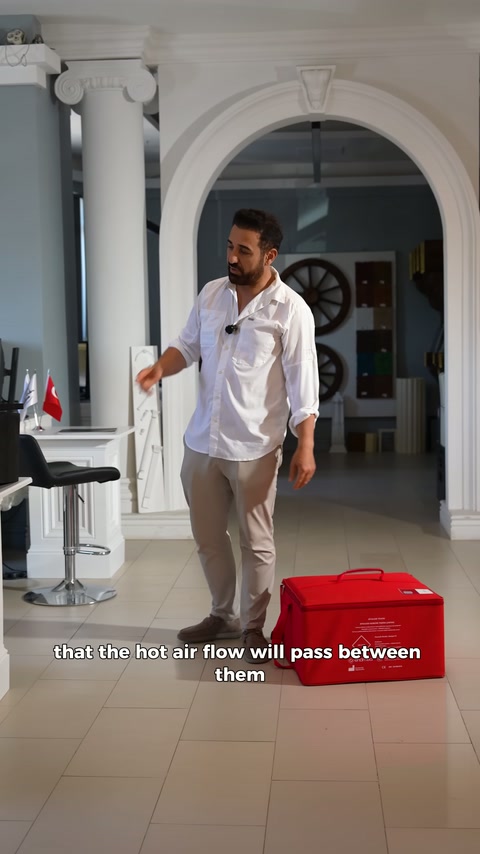 Sunucu siyah parçaları bıraktıktan sonra kırmızı çantaya yöneliyor.