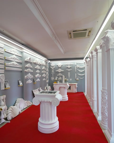 Kolonlu showroom koridorunda poliüretan sütun sergi düzeni görünüyor