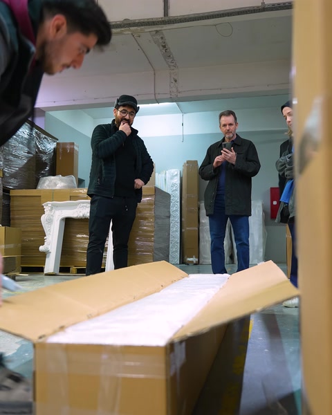 Fabrika deposunda paketlenmiş poliüretan ürün kutuları görünüyor