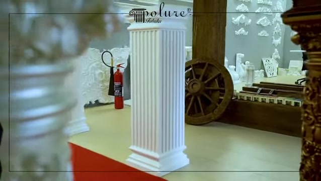 Showroom içinde yivli poliüretan kısa sütun, teşhir alanında sergileniyor