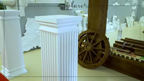Kalın yivli kısa Roma sütunu, geniş kaide ve üst tablasıyla görünüyor