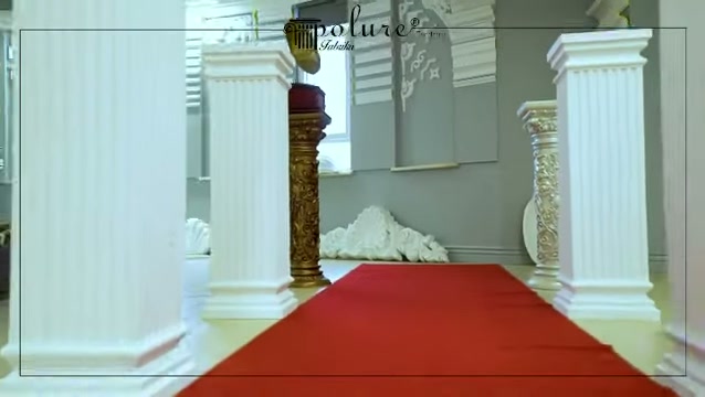 Kare tablalı beyaz sütunlar kırmızı yolluk kenarında konumlandırılmış