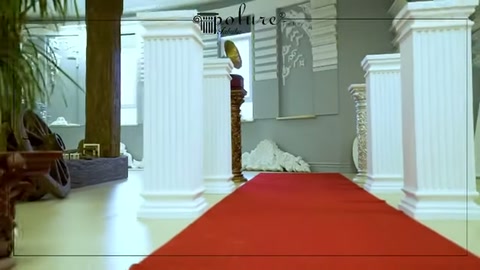 Yolluk çevresindeki beyaz sütunların yivli gövdeleri öne çıkıyor
