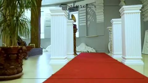 Kırmızı zemin şeridi iki sıra dekoratif sütunun arasından geçiyor