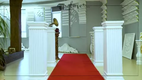 Beyaz kısa sütun kırmızı yolluk kenarında tek başına sergileniyor