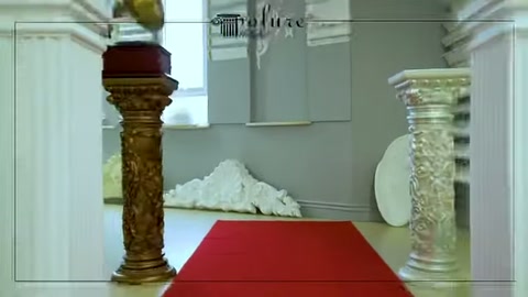 Kırmızı yolluğun yanında klasik başlıklı kısa sütunlar sıralanıyor