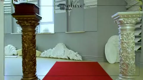 Mağaza duvarı önünde farklı renklerde dekoratif sütunlar sergileniyor