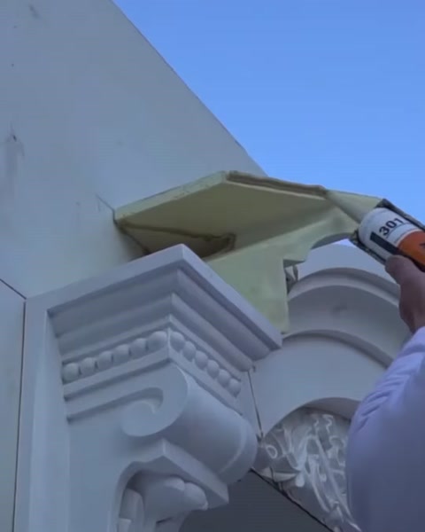 Söve parçasının arka yüzeyine montaj yapıştırıcısı sürülüyor