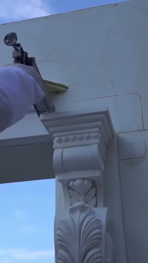 Matkapla cephe yüzeyinde dekoratif takoz için sabitleme yapılıyor