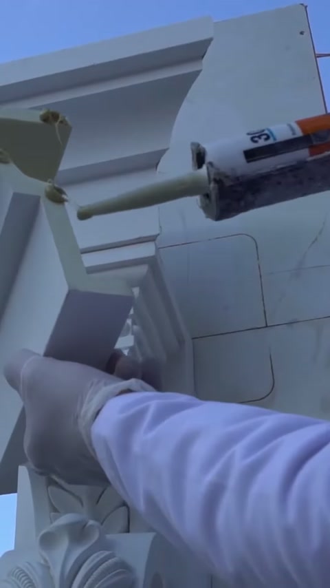 Küçük dekoratif desteğin arkasına montaj yapıştırıcısı şerit halinde sıkılıyor