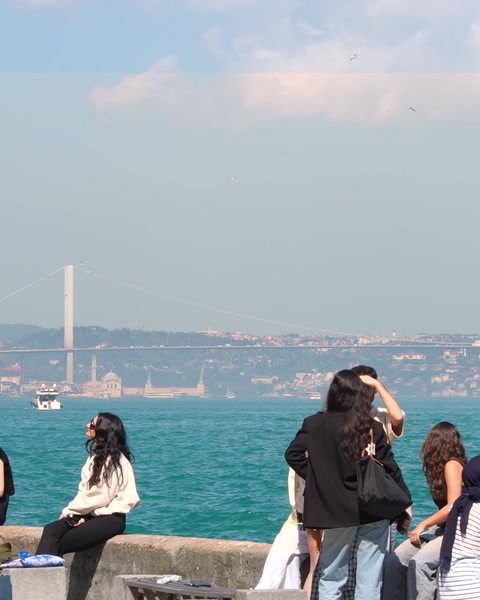 Boğaz manzaralı açık hava etkinlik alanı görünümü