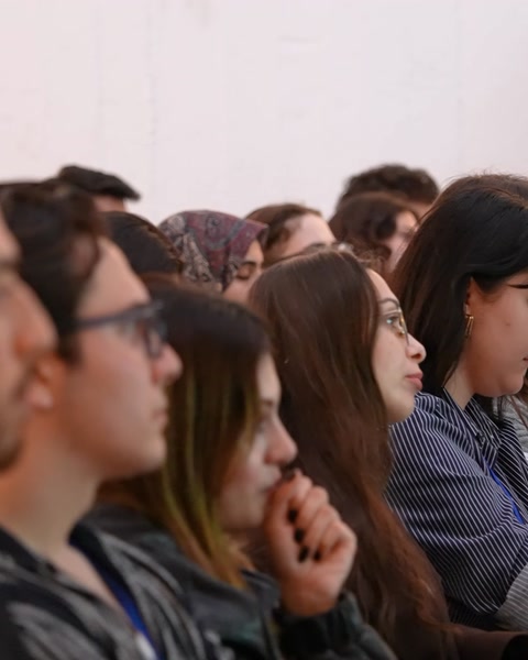 Öğrenciler salonda sunumu dikkatle dinliyor