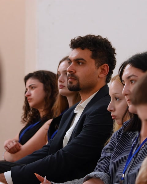 Öğrenciler sıralarda oturarak söyleşiyi izliyor
