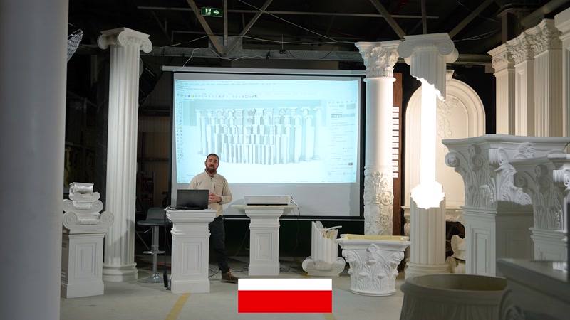 Showroom'da korint başlıklı poliüretan sütun ve ekran sunumu bir arada