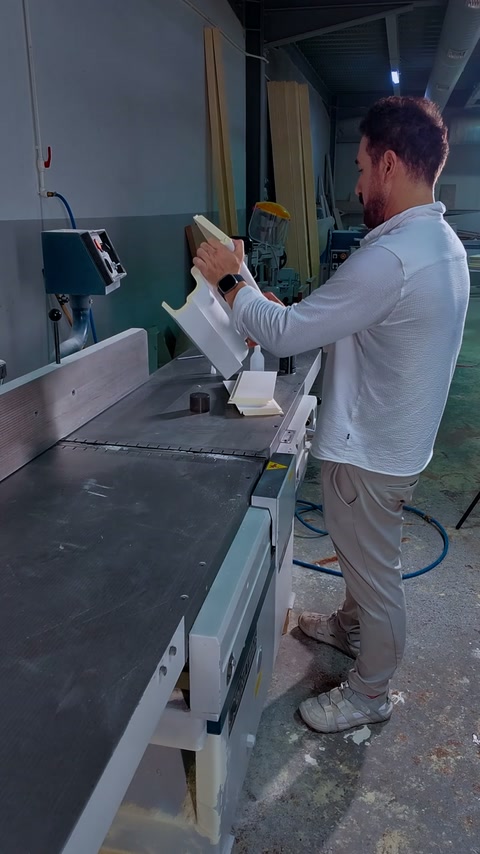 Usta kanal biçimini iki poliüretan parça üzerinde karşılaştırıyor.