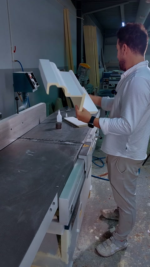 Basamaklı kanal açılmış profil parçası elde döndürülerek sergileniyor.