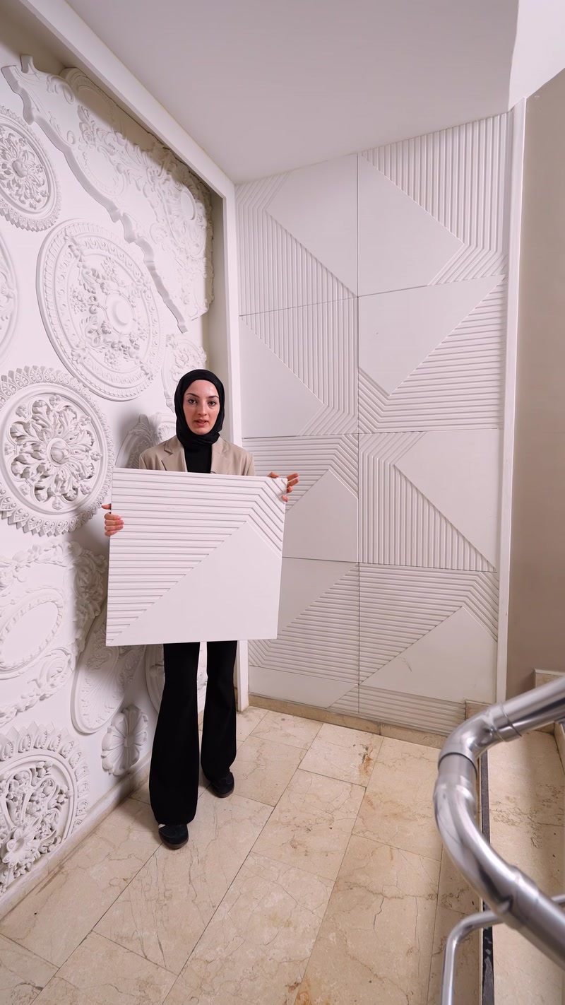 Çizgili dekoratif duvar panelleri farklı geometrik düzenlerde sergileniyor