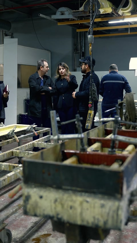 Uzman ekip üretim bölümünde kalıp ve süreçleri birlikte inceliyor