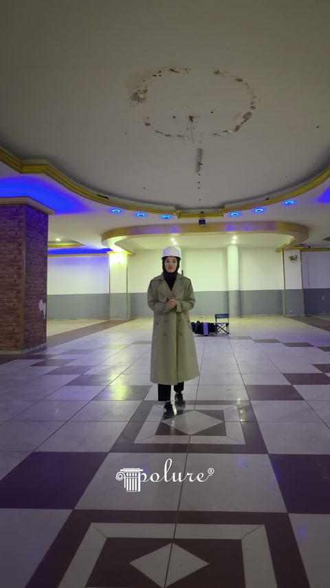 Yenileme öncesi salonda sade tavan ve geometrik zemin kaplaması bulunuyor