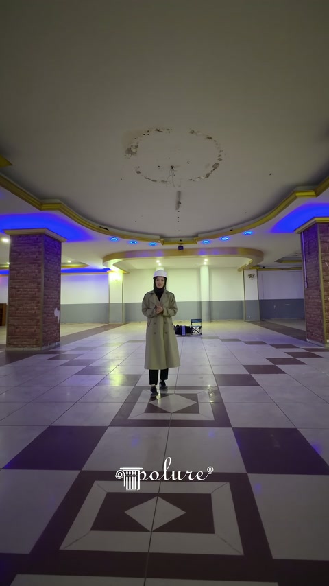 Mevcut salonun boş iç mekânı renkli tavan aydınlatmalarıyla görüntüleniyor