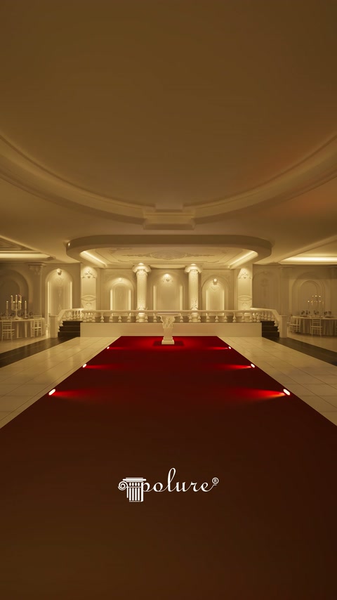 Geniş salon tasarımında kemerler, sütunlar ve kırmızı halı öne çıkıyor
