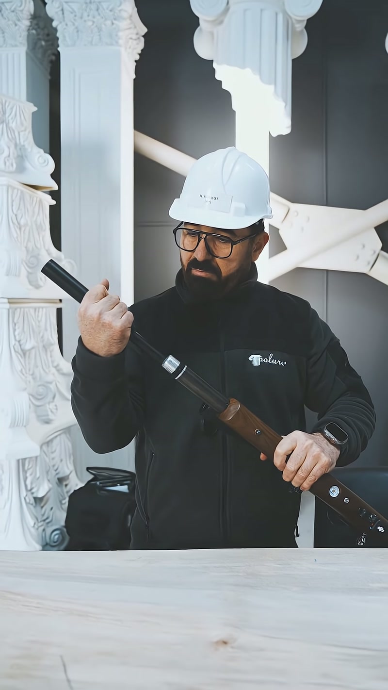 Usta test öncesinde tüfeğin namlu bölümünü eliyle inceliyor.