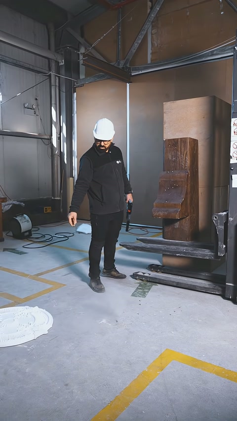 Usta, atölye zeminine düşen beyaz dekoratif parçanın yanında duruyor.